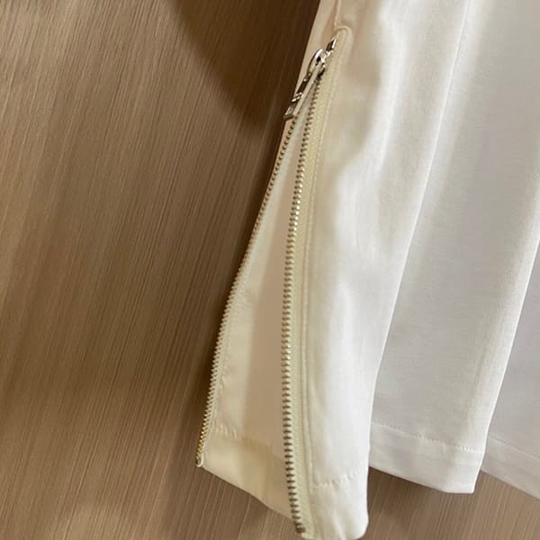 人気急上昇プラダ トライアングルロゴ コットンTシャツ フェイク ホワイト put45685